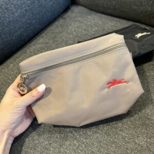LE PLIAGE CLUB 系列 刺繡LOGO尼龍 化妝包 奶茶