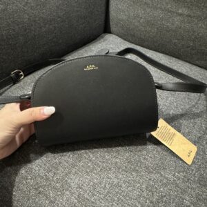 A.P.C 牛皮燙金LOGO半月斜背包《小款》 黑