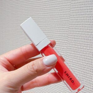 日本知名品牌 SHIRO 潤唇精華蜜 9C01 打造紅潤血色感的健康唇色