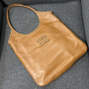 MIU MIU 極簡LOGO HOBO包 焦糖