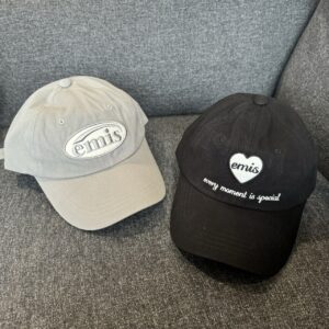 emis 超人氣棒球帽 愛心黑 橢圓標灰
