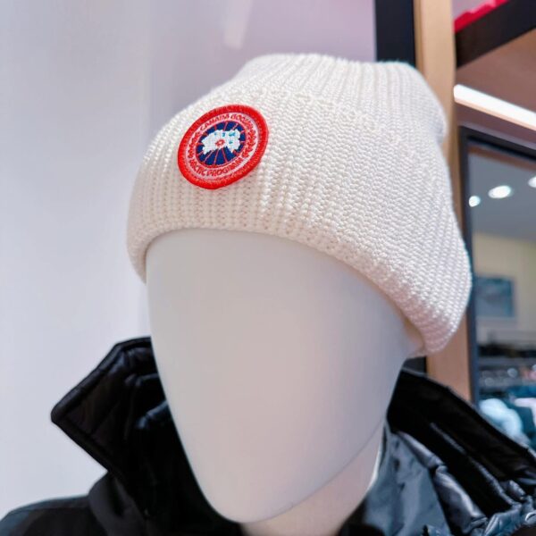 CANADA GOOSE 加拿大鵝 經典彩色小LOGO粗針織毛帽 黑 白：圖片 5