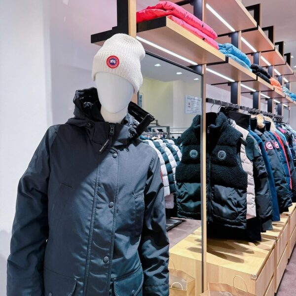 CANADA GOOSE 加拿大鵝 經典彩色小LOGO粗針織毛帽 黑 白：圖片 6