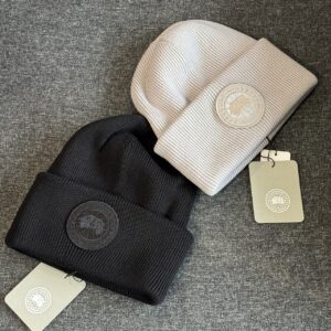 CANADA GOOSE 加拿大鵝 經典低調同色大LOGO粗針織毛帽 淺灰 黑