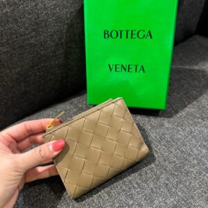 經典大編織羊皮對開短夾 奶茶灰