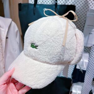 LACOSTE 經典鱷魚LOGO🐊熊寶寶蓋耳帽 駝 米白