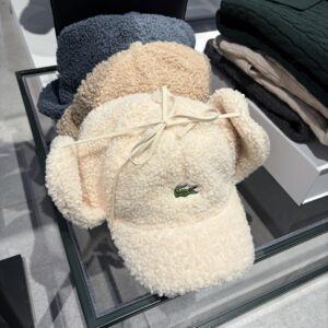 LACOSTE 經典鱷魚LOGO🐊熊寶寶蓋耳帽 大象灰  駝 米白