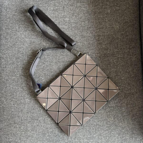 ISSEY MIYAKE 4X3斜背包 拼接灰白：圖片 2