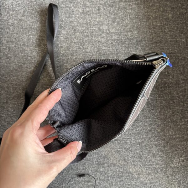 ISSEY MIYAKE 4X3斜背包 拼接灰白：圖片 5