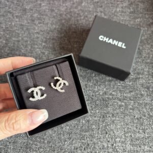 Store 592 一半珍珠一半水鑽LOGO耳環 銀