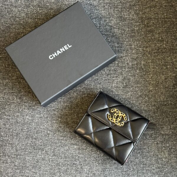 CHANEL 19  經典短夾 羊皮黑金：圖片 5