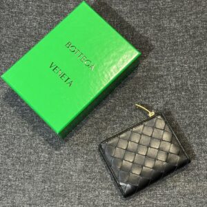 經典大編織羊皮系列 對開短夾 黑