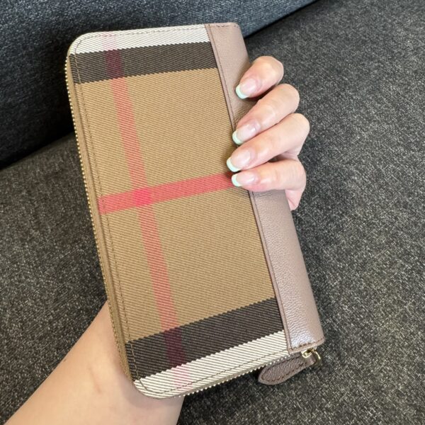 BURBERRY 新款格紋拉鍊長夾 粉藕：圖片 5