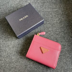 Store 462 PRADA 防刮牛皮三角LOGO牌L拉鍊短夾 桃紅