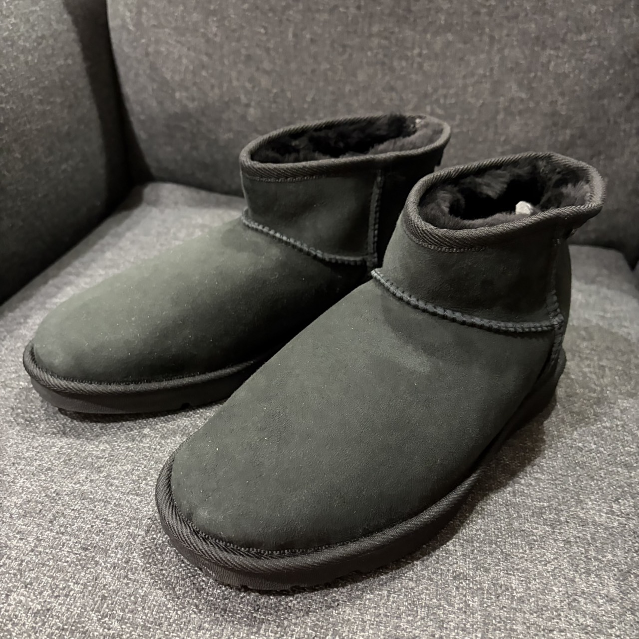 澳洲知名雪靴品牌 JUMBO UGG mini短靴 黑 歐碼40 1 澳洲知名雪靴品牌 JUMBO UGG mini短靴 黑 歐碼40