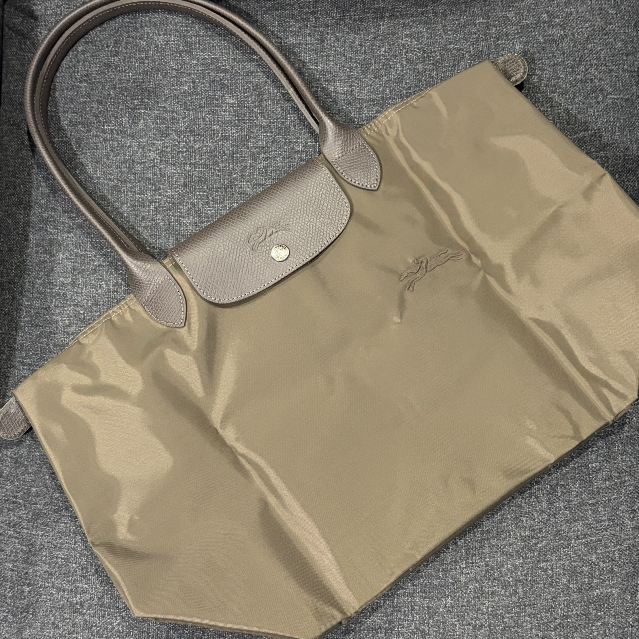 LE PLIAGE GREEN 系列 刺繡LOGO尼龍 長 L 可可棕 朝鮮薊色 石墨灰 5 LE PLIAGE GREEN 系列 刺繡LOGO尼龍 長 L 可可棕 朝鮮薊色 石墨灰:圖片 5