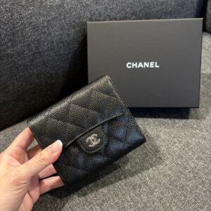 Store 990 經典掀蓋短夾 AP0231 荔枝牛皮黑銀