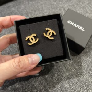 Store 870 琺瑯LOGO耳環 奶茶米金