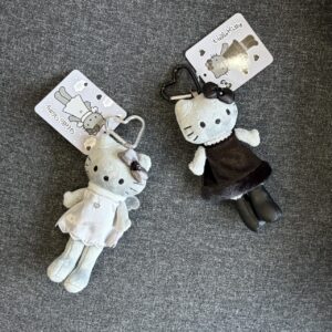 Store 175 HELLO KITTY 烤焦KITTY長腿吊飾 灰天使灰 灰珍珠項鍊洋裝黑