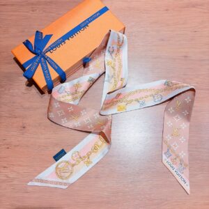 Store 215 K CHARMS 長絲巾 米(M98006)